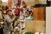 紙クズを投げるピエール瀧。(c)静岡朝日テレビ