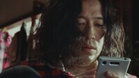 CM「贈る人・又吉直樹（花束）」編のワンシーン。