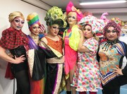 「ザキとロバ」に登場するドラァグクイーンたち。(c)メ~テレ