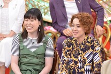 「プレバト!!」初登場の尼神インター。誠子（左）が俳句に、渚（右）が消しゴムはんこに挑戦。(c)MBS