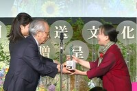 「放送文化基金賞」の贈呈式に出席した夏井いつき氏（右）。(c)MBS