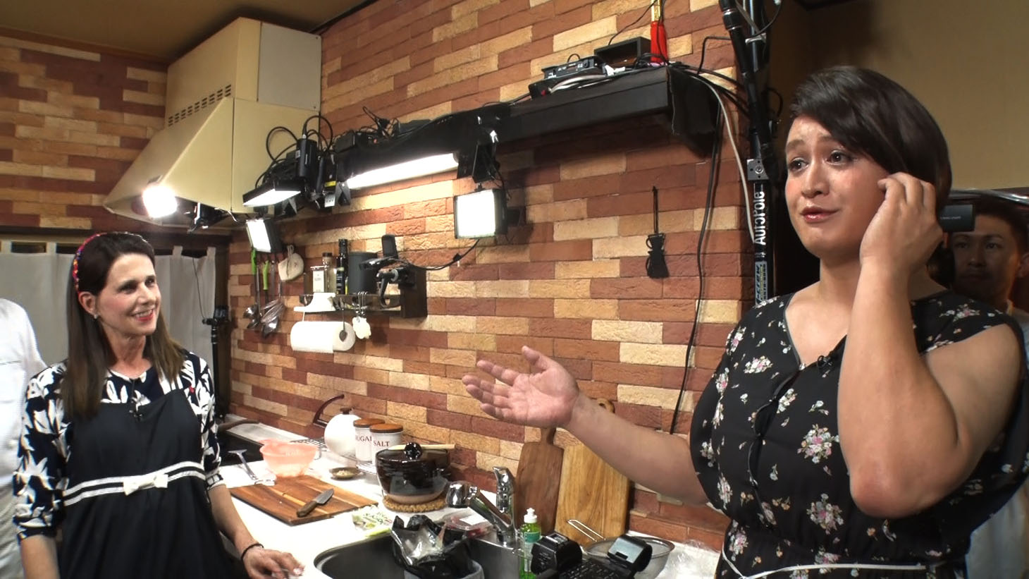 ダレノガレ明美の母のタニアさん（左）に絶賛されるガリットチュウ福島（右）。(c)日本テレビ