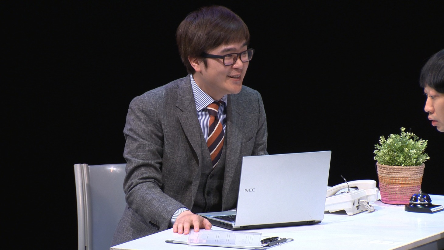 DVD「ラバーガールLIVE『シャンシャン』」のワンシーン。