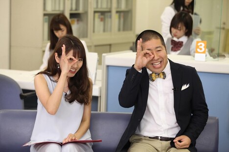 （手前左から）三田友梨佳アナ、ハライチ澤部。(c)フジテレビ