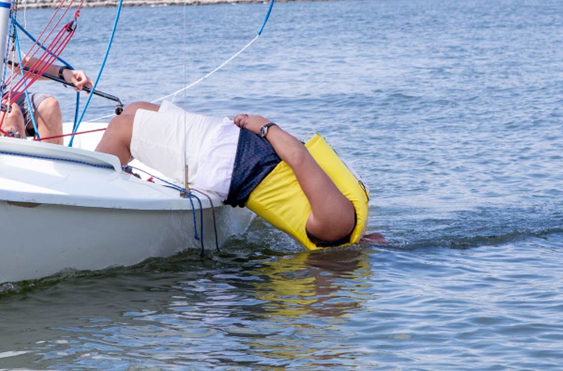 「海とはドリンクバー」秋山扮する“マリン・ソムリエ”が海水飲みまくり
