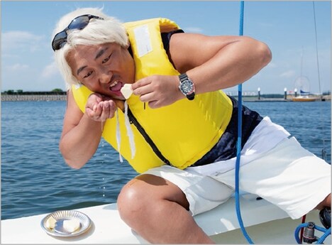 チーズと海水を味わう諸岡ミノル。