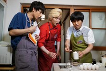 「家事ヤロウ!!! バカリズム×中丸×カズレーザー 独身男が家事お勉強SP」に出演する（左から）中丸雄一、メイプル超合金カズレーザー、バカリズム。(c)テレビ朝日