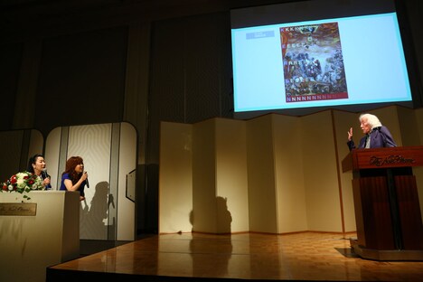 会見MCのハイヒールとWWホールのこけら落とし「KEREN」演出の高平哲郎（右）。