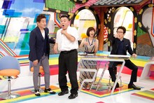 喉仏を押さえるアンタッチャブル山崎（左から2人目）。(c)フジテレビ