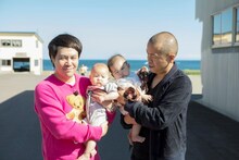 北海道・長万部を訪れるタカアンドトシ。(c)UHB/YOSHIMOTO KOGYO