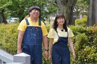 （左から）バナナマン日村、土屋太鳳。