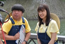 （左から）バナナマン日村、土屋太鳳。