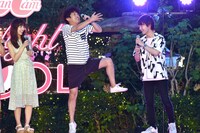 流れ星が「肘神様」を披露する場面。