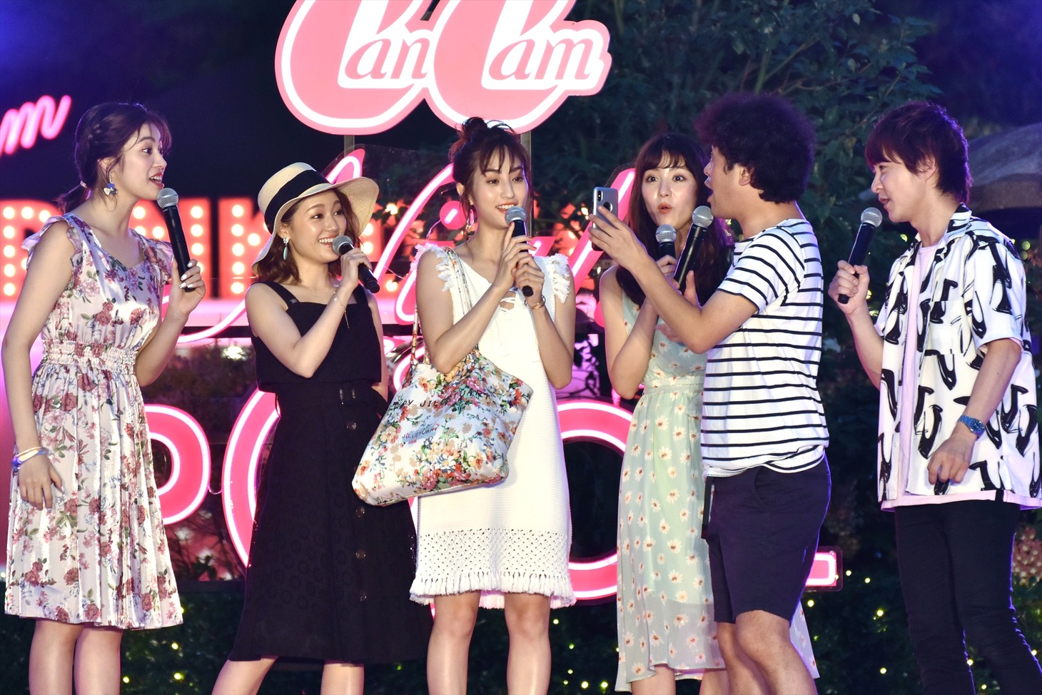 流れ星ちゅうえい（右から2人目）が撮影した写真を共演者に見せる場面。