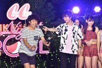 水着美女たちの前でギャグを披露する、流れ星ちゅうえい（左）。