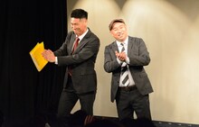 客席を盛り上げるレイザーラモン。