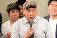 虚ろな目で“LINEあるある”を歌うレイザーラモンRG。