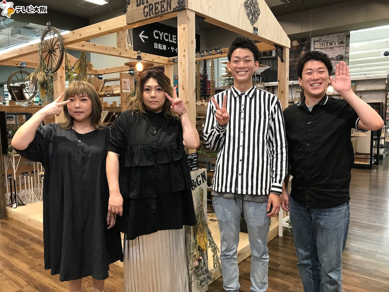 左から海原やすよ ともこ、ネイビーズアフロ。(c)テレビ大阪