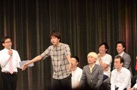 「なりきりトーク」でお題の「おいでやす小田」になりきるコマンダンテ石井（左から2人目）。