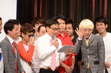 なぜかおいでやす小田の周りに集まる一同。