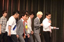 おいでやす小田を先頭にゲストが大移動する様子。