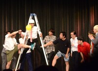 「俺が風船咥えるからお前ら蹴れ～！」で脚が風船に届かない和牛・水田。