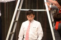 安全のためメガネを外し、アゴを引くおいでやす小田。