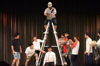 ゴミ箱を被せるゲームで、微調整を繰り返す一同。