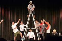 ゲーム中も進行台本を離さないおいでやす小田（中央）。