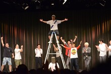 全員で協力し、おいでやす小田の頭にゴミ箱を被せることに成功した。