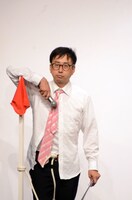 すべてのコーナーを終え、乱れながらもポーズを決めるおいでやす小田。