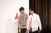 おいでやす小田のうしろに回り、イタズラするタイミングを伺うコマンダンテ石井（左）。