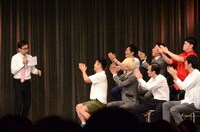 例えツッコミを過剰に褒められ、「俺をバカにするなー！」とシンプルなツッコミを入れたおいでやす小田（左端）。