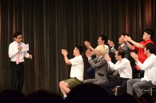 例えツッコミを過剰に褒められ、「俺をバカにするなー！」とシンプルなツッコミを入れたおいでやす小田（左端）。