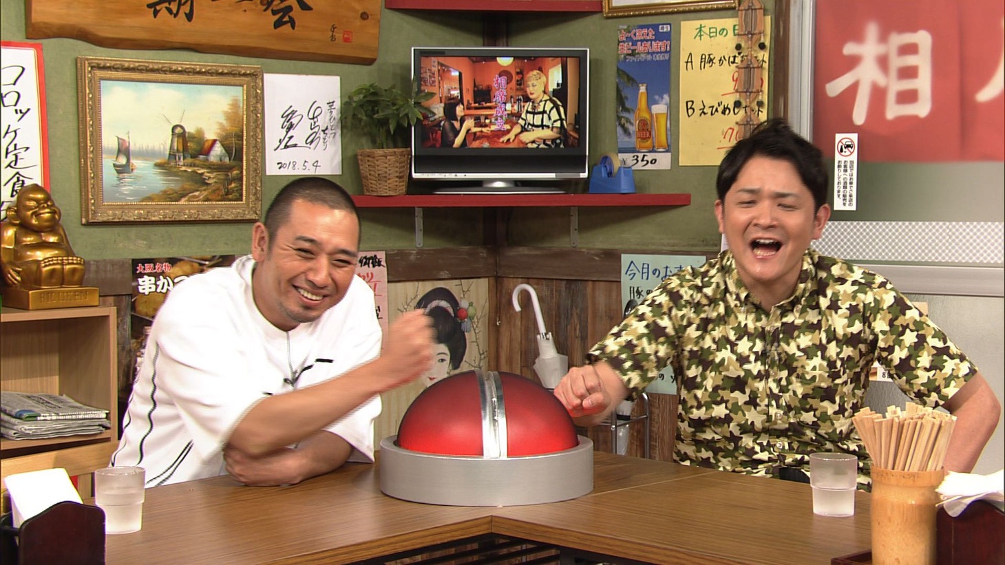 「相席食堂」で「待てぃボタン」を押し、VTRを止める千鳥。(c)ABC