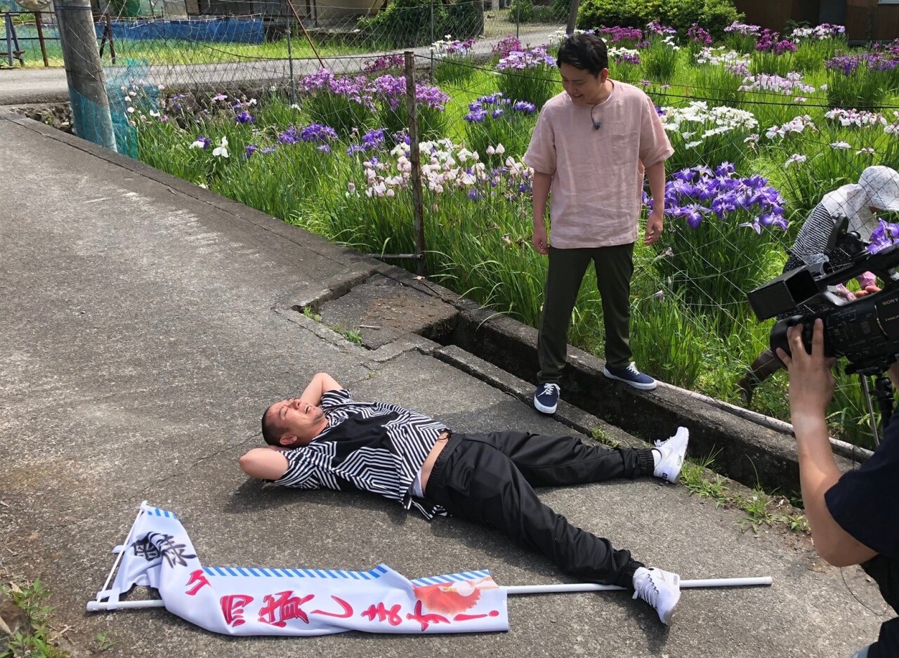 「世界の村のどエライさん」で新たなロケ企画「奥様 千鳥貸します！」に臨む千鳥。(c)関西テレビ