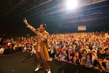 オーディエンスを沸かせるピコ太郎。