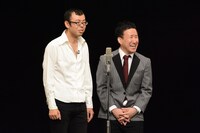 観客に向かって「なんだこいつ～!?」と言うジョイマン池谷（右）。