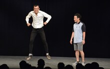 ラップコントを披露するジョイマン。