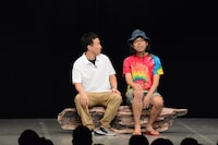 コント「浜辺」のワンシーン。