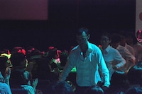 会場を練り歩くジョイマン高木たち。