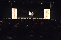 漫才を披露するジョイマン。