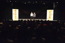 漫才を披露するジョイマン。