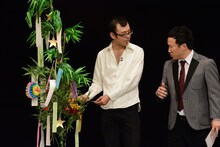 “七夕ジョイマン短冊”をチェックするジョイマン。