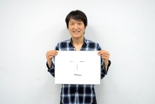 千原ジュニア。手には弟子「千原エンジニア」の似顔絵。