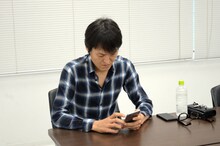 第1回ロケで弟子AIと触れ合う千原ジュニア。