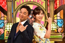（左から）恵俊彰、高島彩。(c)TBS
