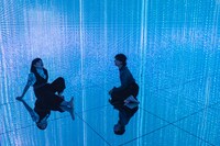 チームラボ プラネッツ TOKYO DMM.comを体験するブルゾンちえみ（左）と水川あさみ（右）。