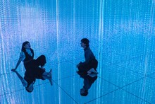 チームラボ プラネッツ TOKYO DMM.comを体験するブルゾンちえみ（左）と水川あさみ（右）。