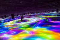 チームラボ プラネッツ TOKYO DMM.comを体験する水川あさみとブルゾンちえみ。